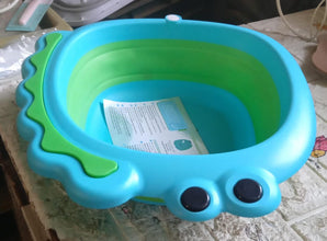 A side view of the practical foldable baby wash basin, highlighting its frog design.