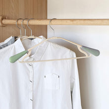 Detail of the non-slip design on the PP space-saving cloth hanger.