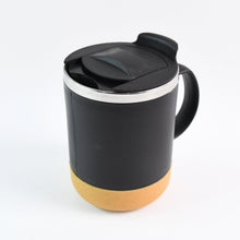 Ergonomic handle insulated coffee mug for comfortable grip on commute