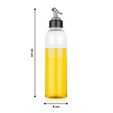 Detailed view of the 1-litre oil dispenser with lid, ensuring mess-free pouring.