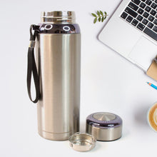 Close-up of the leak-proof lid of the stainless steel bottle, ensuring no spills.