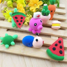Overview of the non-toxic play dough set, including 50 different moulds and an extruder.