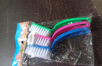 Multi-purpose kitchen cleaning brush set for everyday use.