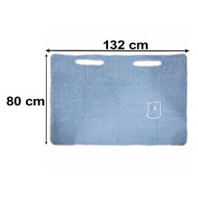 Flat lay of a light blue bath towel wrap with two armholes and a pocket, showing dimensions of 132 cm by 80 cm.