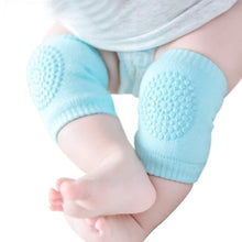 Detailed view of the cushioned crawling knee protection pad for toddlers.