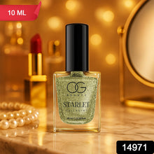 Golden glitter effect of the starlet nail polish on nails