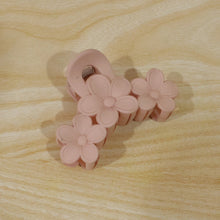 Pack of decorative pink hair claw clips