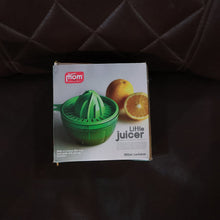 Manual juicer with detachable parts for easy cleaning and maintenance