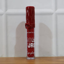 Vibrant matte liquid lip gloss enhancing lip contour and colour