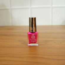 Glossy nail colour enhancing nail beauty for women