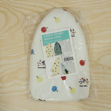 Reusable steaming mitt with hand protection for laundry