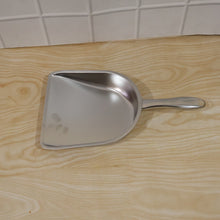 Steel dustpan cleaning use