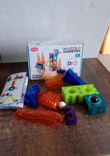 Packaging and components of the Magnetic Marble Run STEM building set